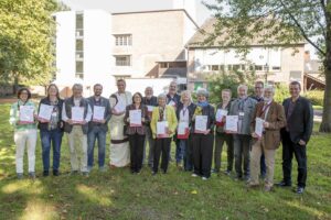 Die frischgebackenen Limes-Cicerones mit ihren Zertifikaten. Rechts im Bild: Dr. Erich Claßen